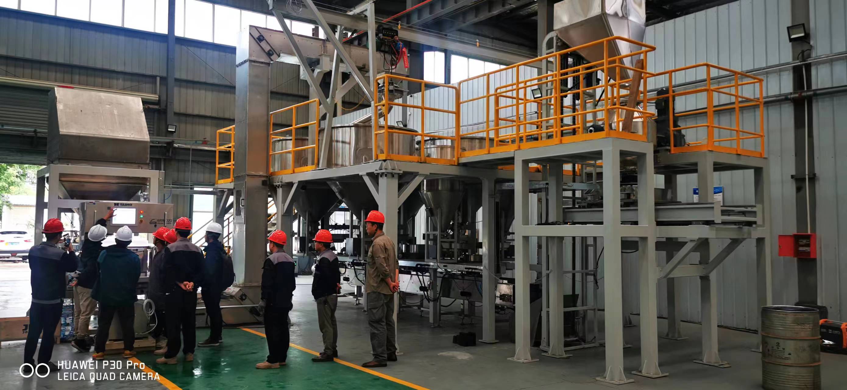 磐一裝備  海綿鈦壓塊油壓機(jī)的自動混料上料系統(tǒng)安裝完成